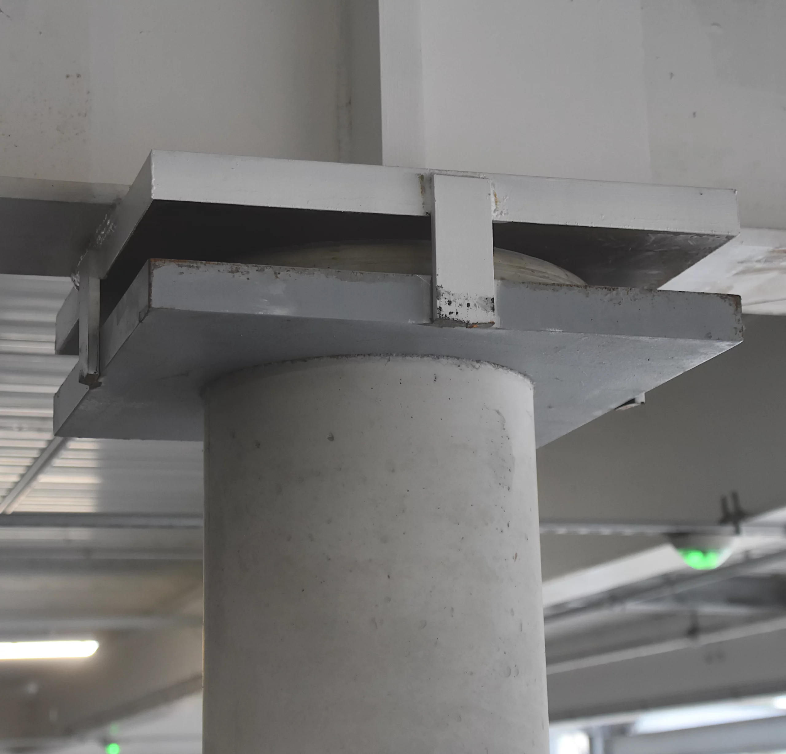 Parking IKEA pilier BEMTECH avec plaque de tête pour vérin plat